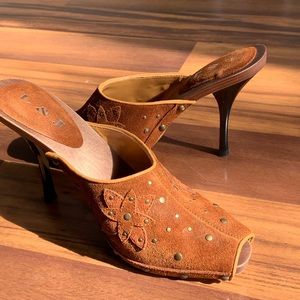 Unique brown heels. Never worn. Size 6